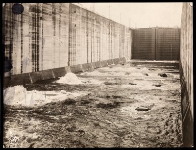 Ansicht einer Schleuse während des Baus des Panamakanals, 1913 von Byron Company